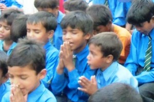 Pakistan.MS.biddende.jongetjes