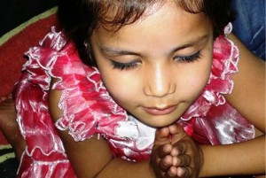 Pakistan.MC.churchmeeting.praying.girl